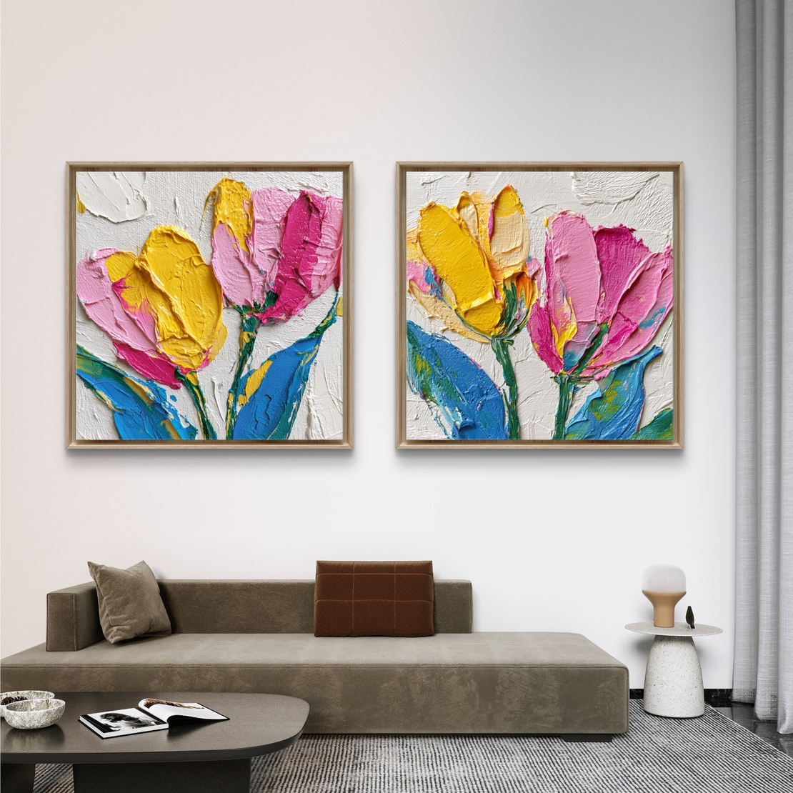 זוג תמונות קנבס מרובעות עם פרחים צבעוניים בגווני ורוד, צהוב וכחול, בהדפסה חלקה לעיצוב קיר מודרני ושמח.