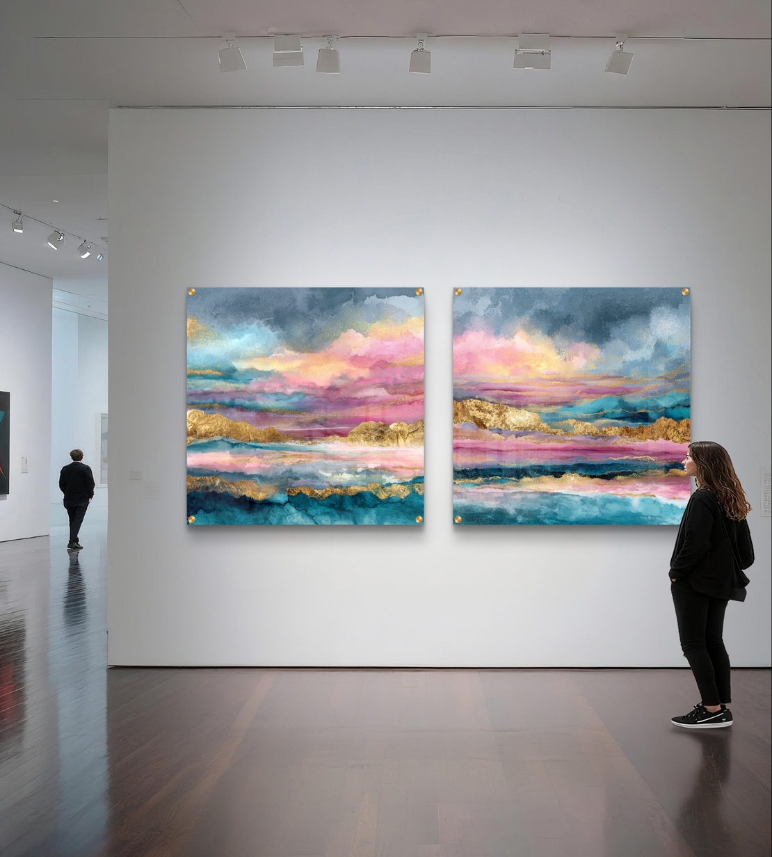 זוג תמונות זכוכית מרובעות בעיצוב אבסטרקטי עם שכבות צבע בגווני טורקיז, ורוד וזהב, בעיצוב יוקרתי לקיר הסלון.