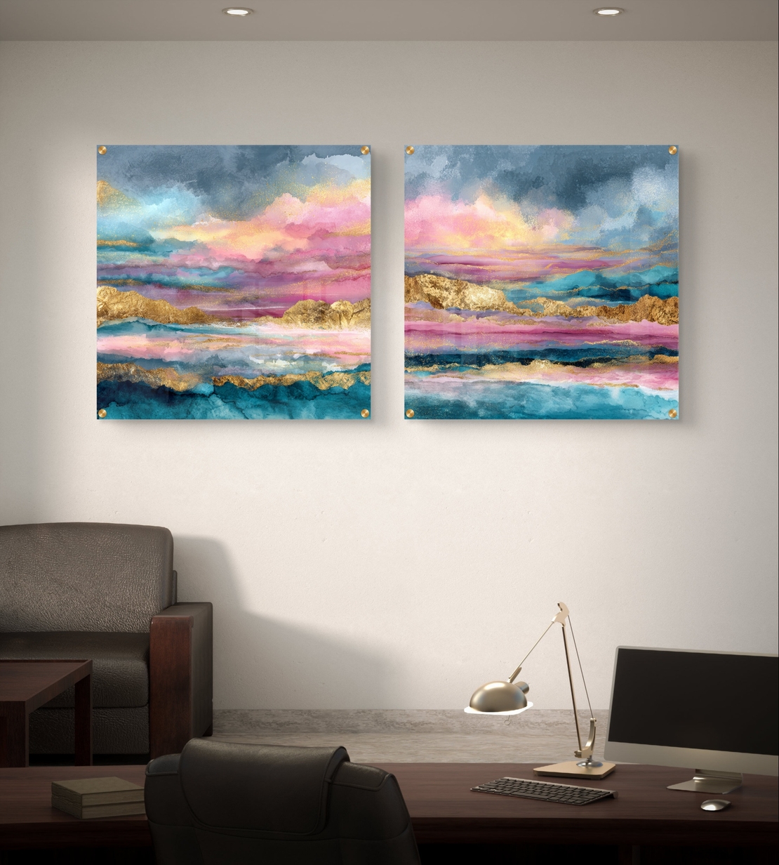 זוג תמונות זכוכית מרובעות בעיצוב אבסטרקטי עם שכבות צבע בגווני טורקיז, ורוד וזהב, בעיצוב יוקרתי לקיר הסלון.