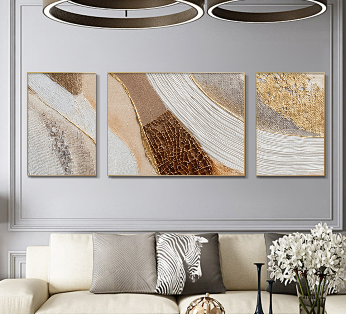 תמונת קנבס מחולקת בהדפסה חלקה בסגנון אבסטרקט בגווני קרם, חול וזהב, בעיצוב יוקרתי לקיר סלון.