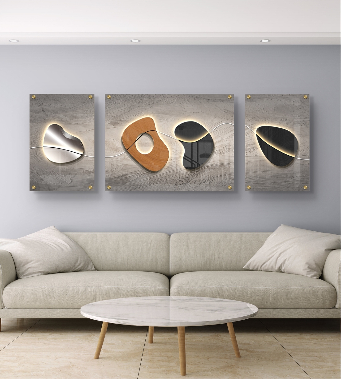 סט תמונות זכוכית מחולקות בעיצוב אבסטרקטי מודרני עם צורות אורגניות, קו מואר וגווני אפור, שחור ועץ בסלון מעוצב