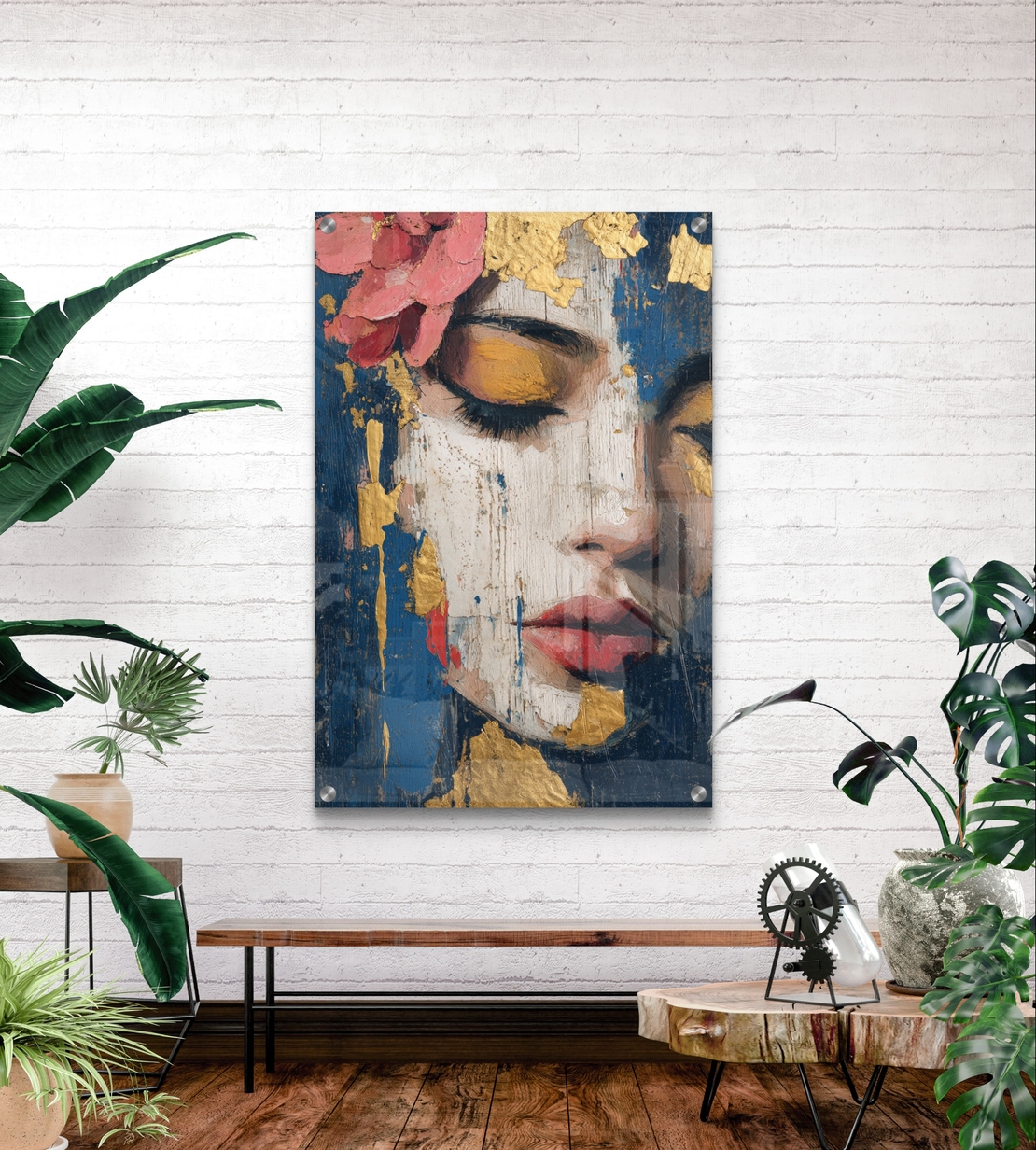 תמונת זכוכית עם דמות נשית בעיניים עצומות, טקסטורות זהב וגווני כחול בעיצוב אמנותי, רגוע ויוקרתי לקיר הבית