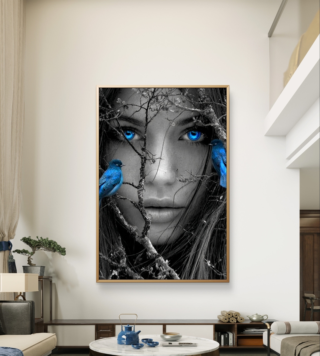 מבט כחול בין ענפים – תמונת קנבס דרמטית בשחור לבן וכחול | DX5115