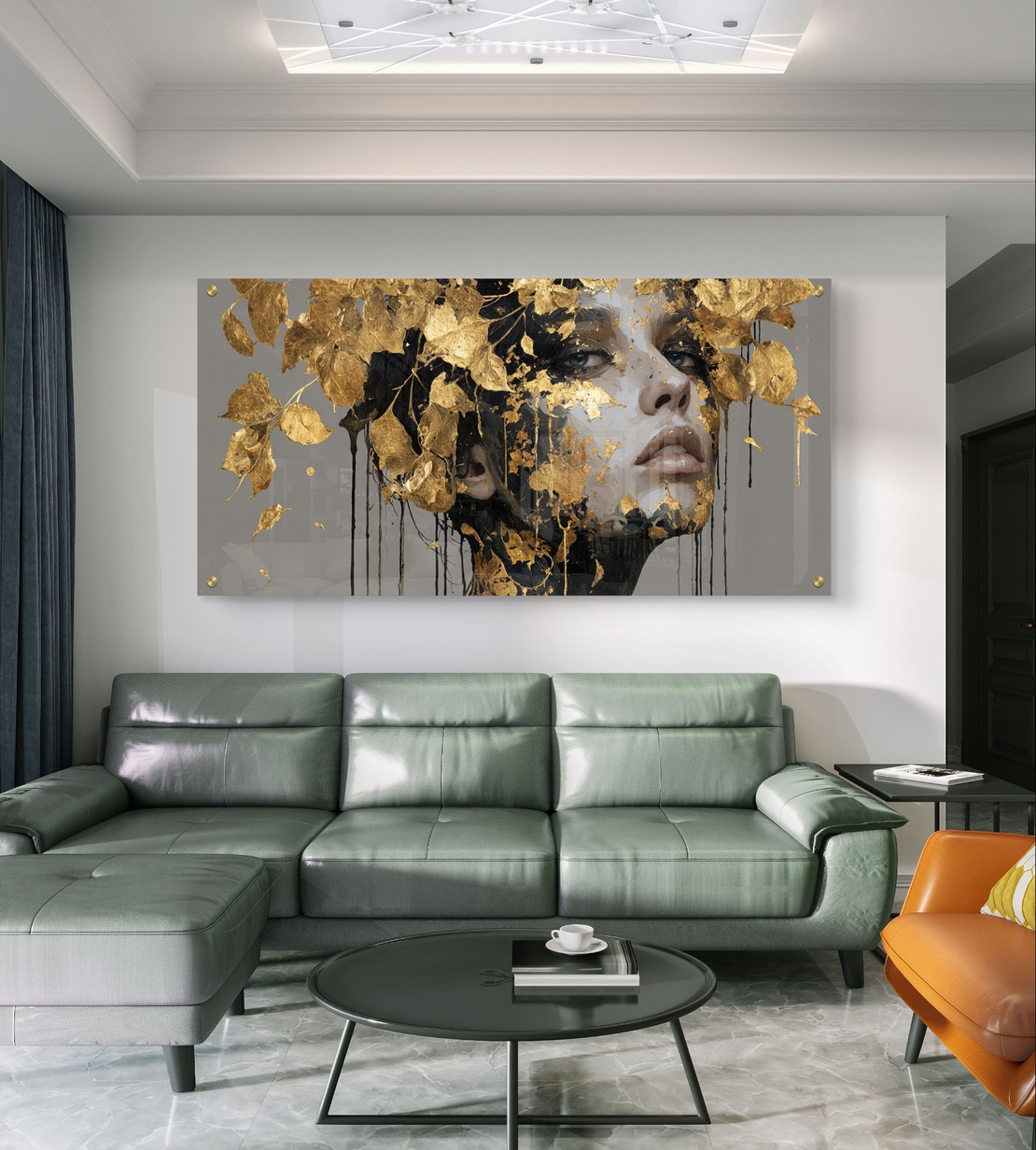 תמונת זכוכית בהדפסה חלקה של דיוקן נשי אומנותי עם עלי זהב דרמטיים בגווני שחור, אפור וזהב, בעיצוב יוקרתי ומודרני.