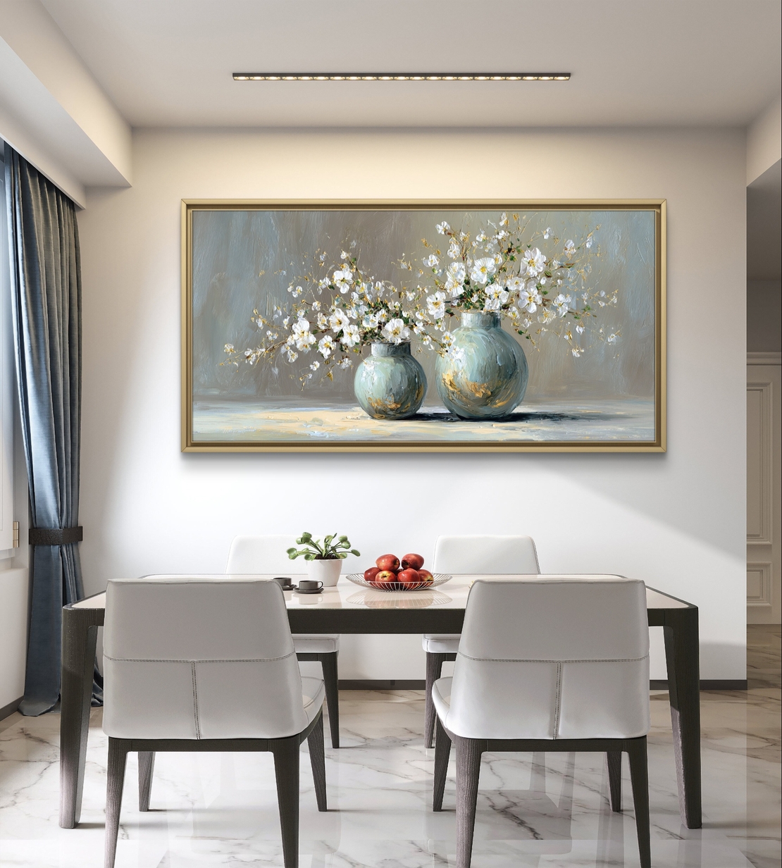 קנבס יוקרתי עם אגרטלים בגווני תכלת וזהב ופרחים לבנים, מראה נקי ומודרני