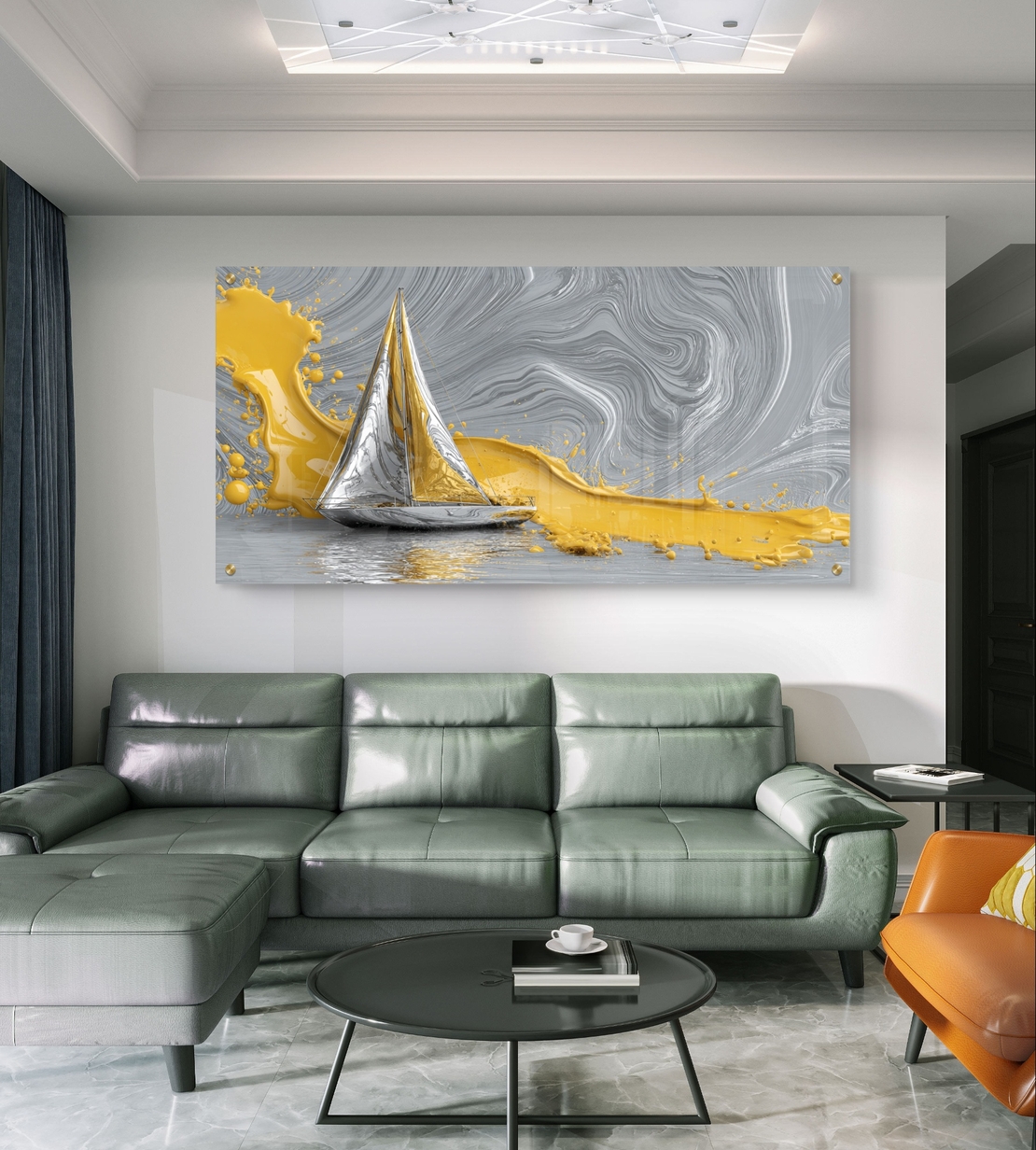 תמונת זכוכית מודרנית עם סירת מפרש כסופה וזרימות צבע זהב על רקע אפור, בעיצוב יוקרתי ובהדפסה חלקה ומבריקה.