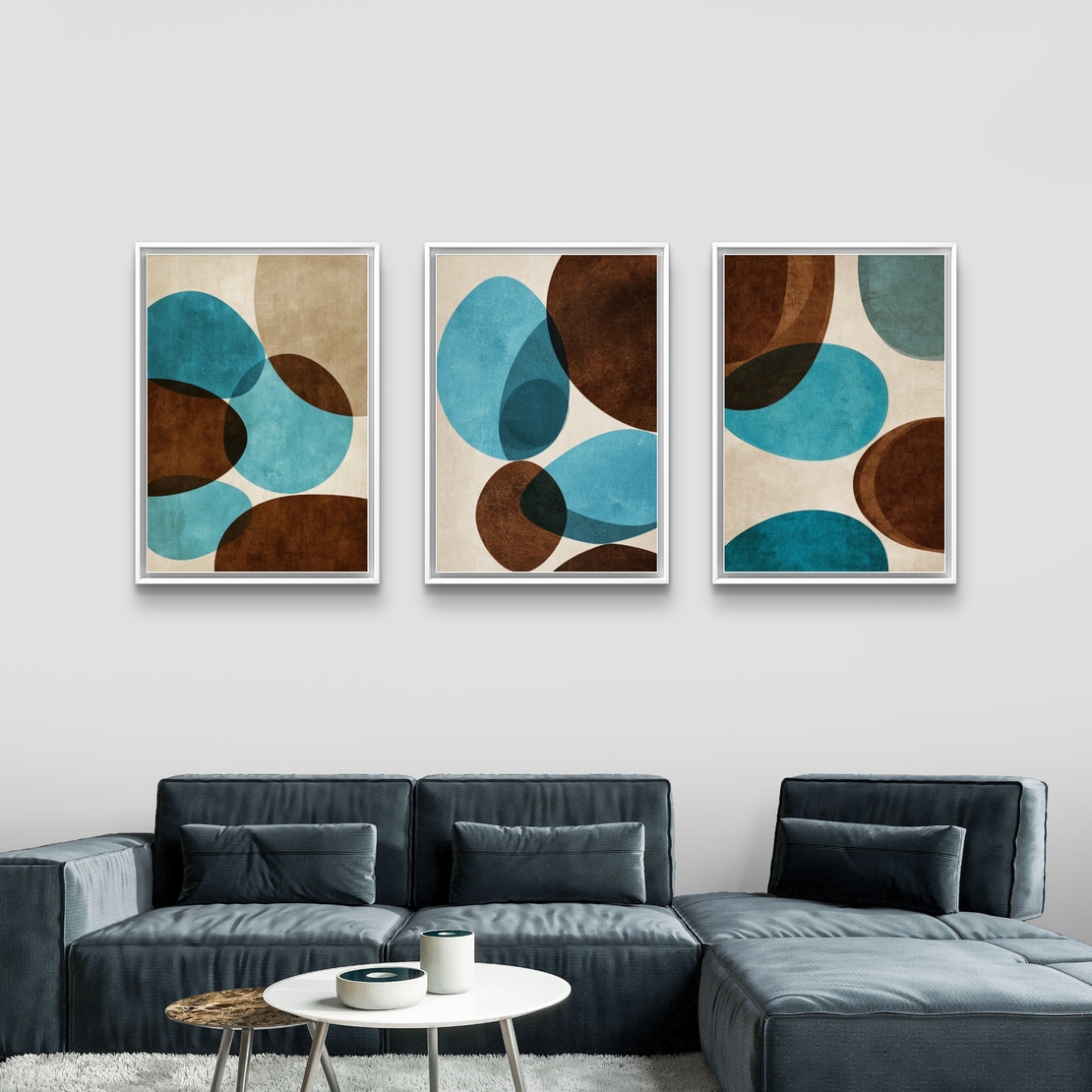 סט של שלוש תמונות קנבס אבסטרקטיות עם צורות אורגניות בגווני טורקיז, חום ושמנת, בעיצוב מודרני לסלון.