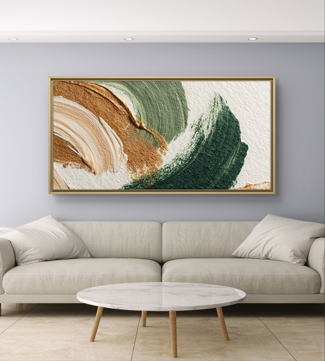 תמונת קנבס אבסטרקטית לרוחב בגווני ירוק, זהב ושמנת עם תנועות מכחול רכות בסגנון מודרני ויוקרתי