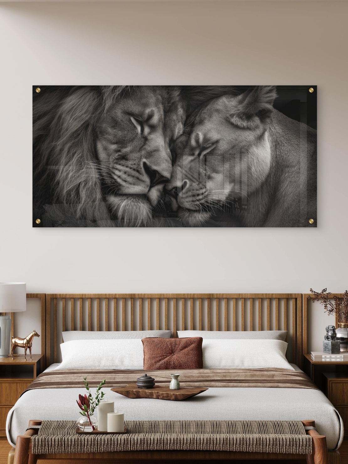 תמונת זכוכית לרוחב של זוג אריות עם ראשיהם צמודים ברגע אינטימי, בעיצוב מונוכרומטי יוקרתי – NEXTGEN BY BAR.