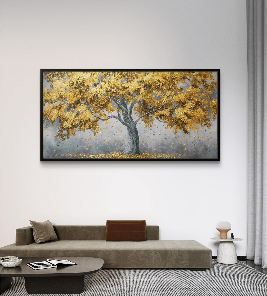 תמונת קנבס לרוחב עם עץ מוזהב ועלים נושרים בעיצוב אלגנטי על רקע רגוע, להוספת יוקרה וחום לסלון.