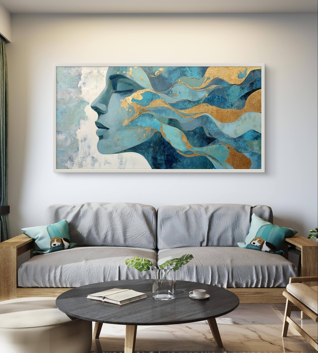 תמונת קנבס לסלון – דיוקן נשי בטורקיז וכחול עם זרמי זהב, פורמט רוחבי