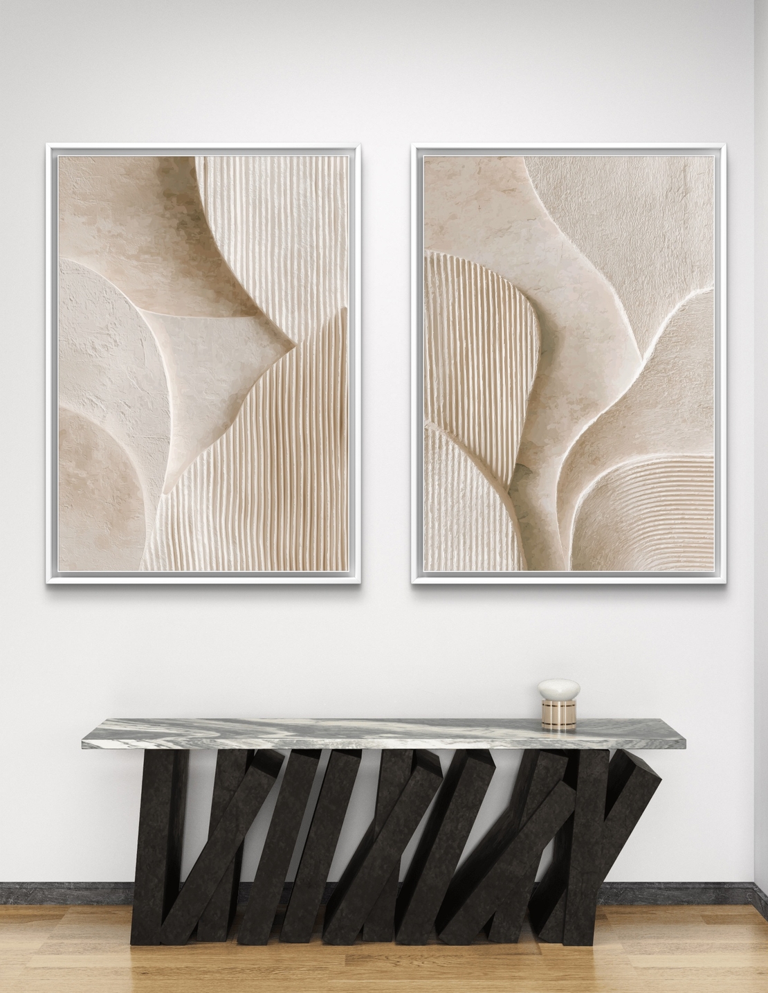 זוג תמונות קנבס בגווני בז ושמנת עם צורות פיסוליות עדינות