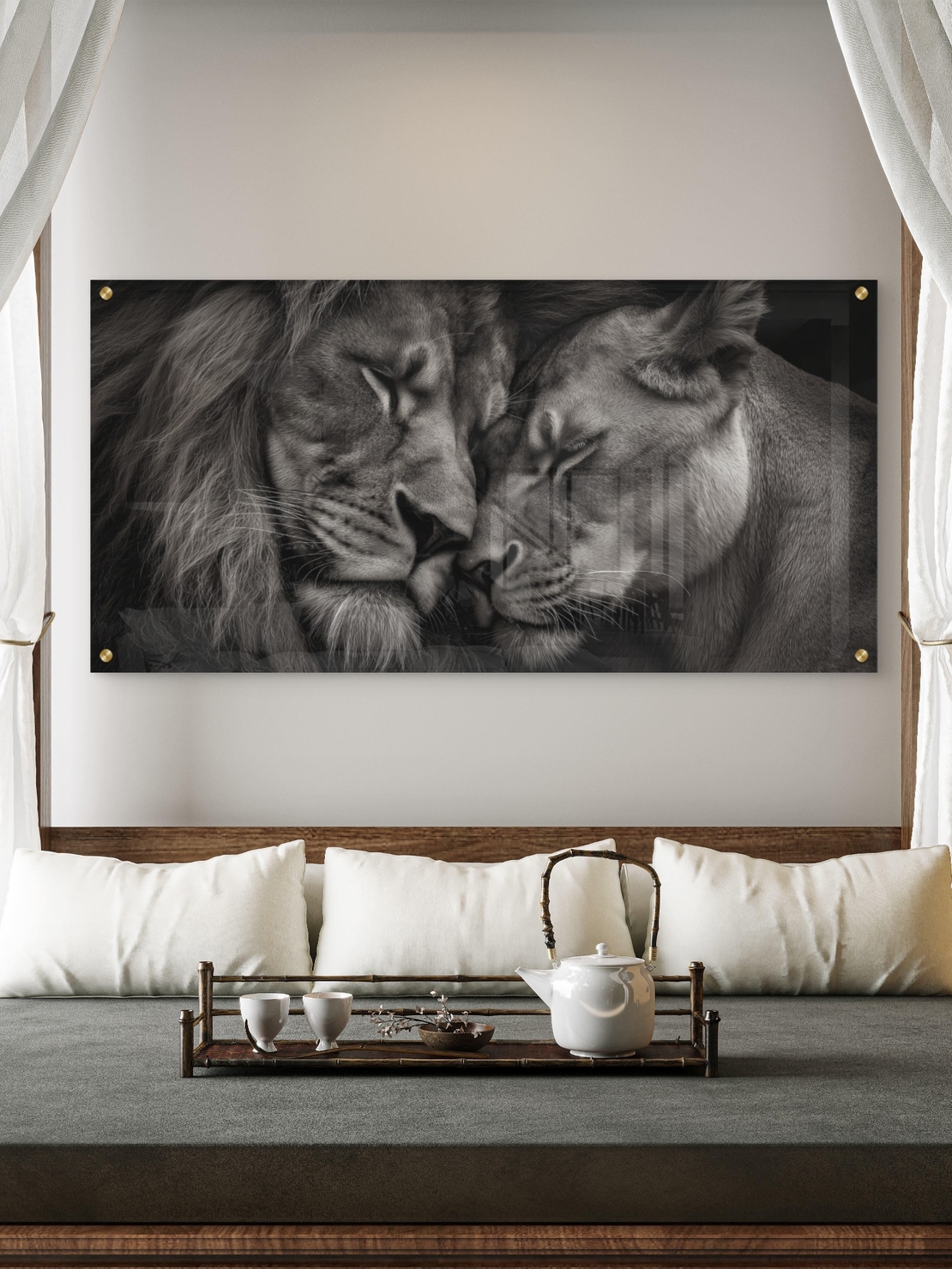 תמונת זכוכית לרוחב של זוג אריות עם ראשיהם צמודים ברגע אינטימי, בעיצוב מונוכרומטי יוקרתי – NEXTGEN BY BAR.
