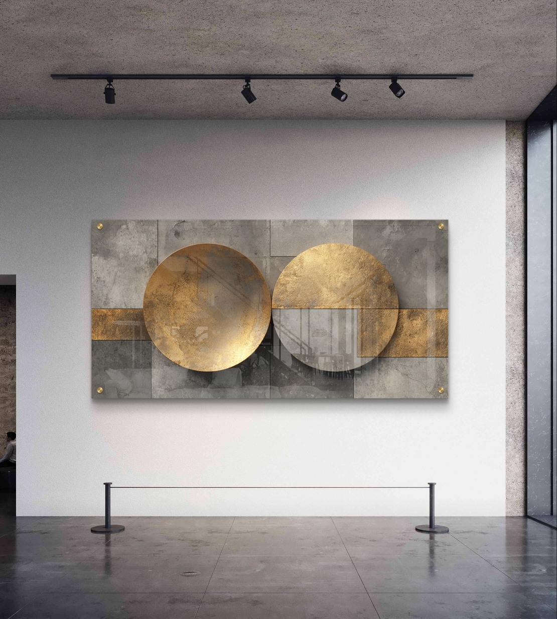 תמונת זכוכית לרוחב עם שני עיגולים מוזהבים מעל רקע אפור גאומטרי – תכשיט לבית