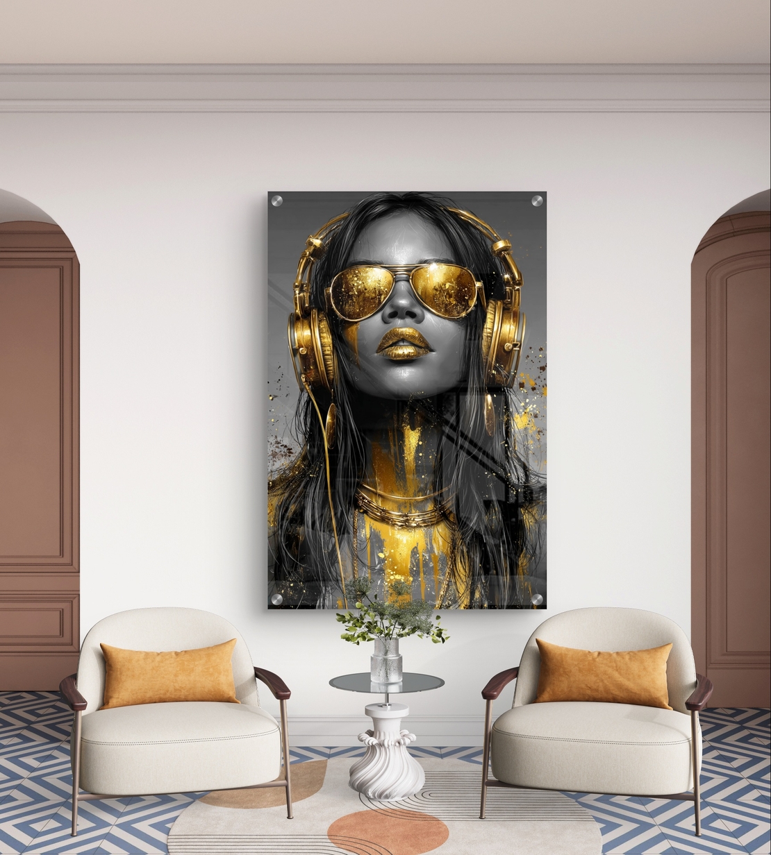 תמונת זכוכית עם דמות נשית, אוזניות ומשקפי שמש בגווני שחור וזהב בעיצוב מודרני, נועז ויוקרתי לקיר הבית