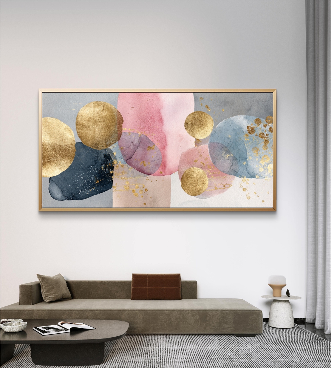 תמונת קיר אלגנטית בסגנון מופשט עם עיגולים מוזהבים ושכבות צבע עדינות לעיצוב מודרני