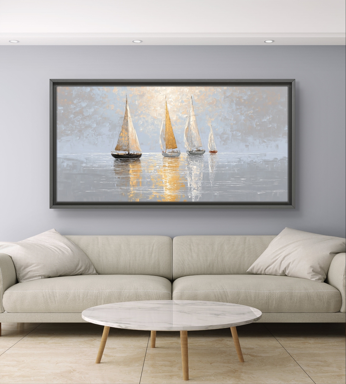 תמונת קנבס לרוחב עם סירות מפרש על ים שקט בגווני זהב, שמנת ואפור עם השתקפות עדינה במים