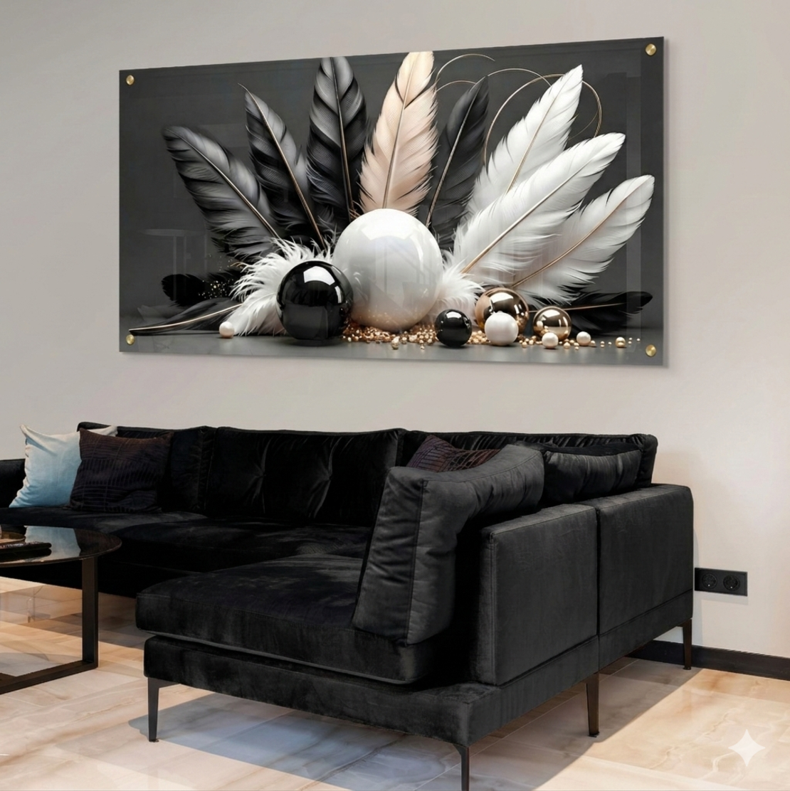 תמונת זכוכית נוצות שחור-לבן עם כדורים דקורטיביים וזהב, מראה יוקרתי ומודרני