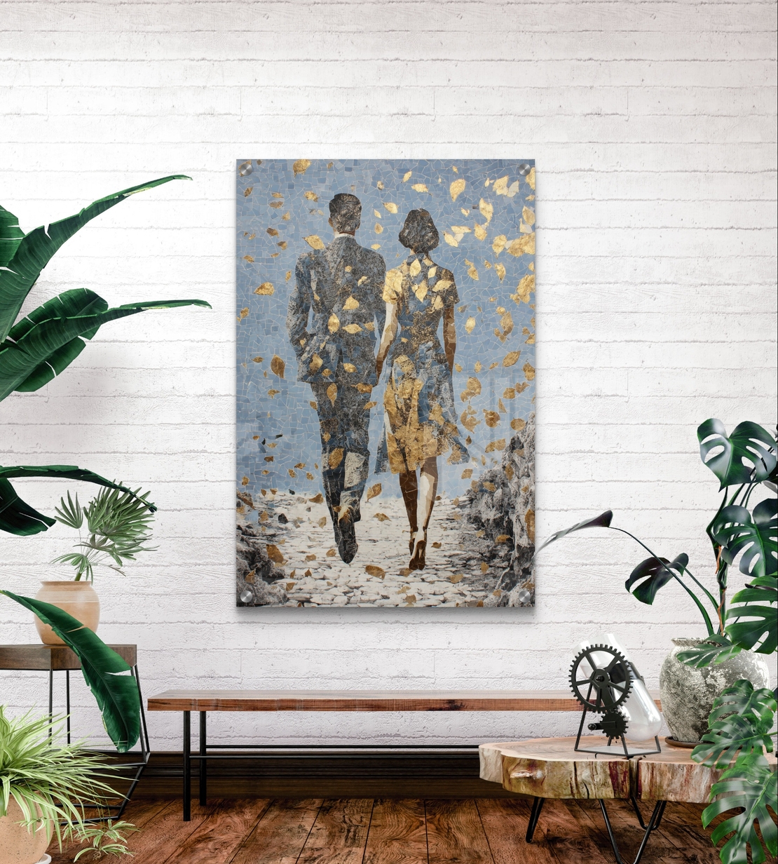 תמונת זכוכית עם זוג צועד יחד בשביל פתוח ועלי זהב מרחפים בעיצוב רומנטי ואלגנטי לקיר הבית