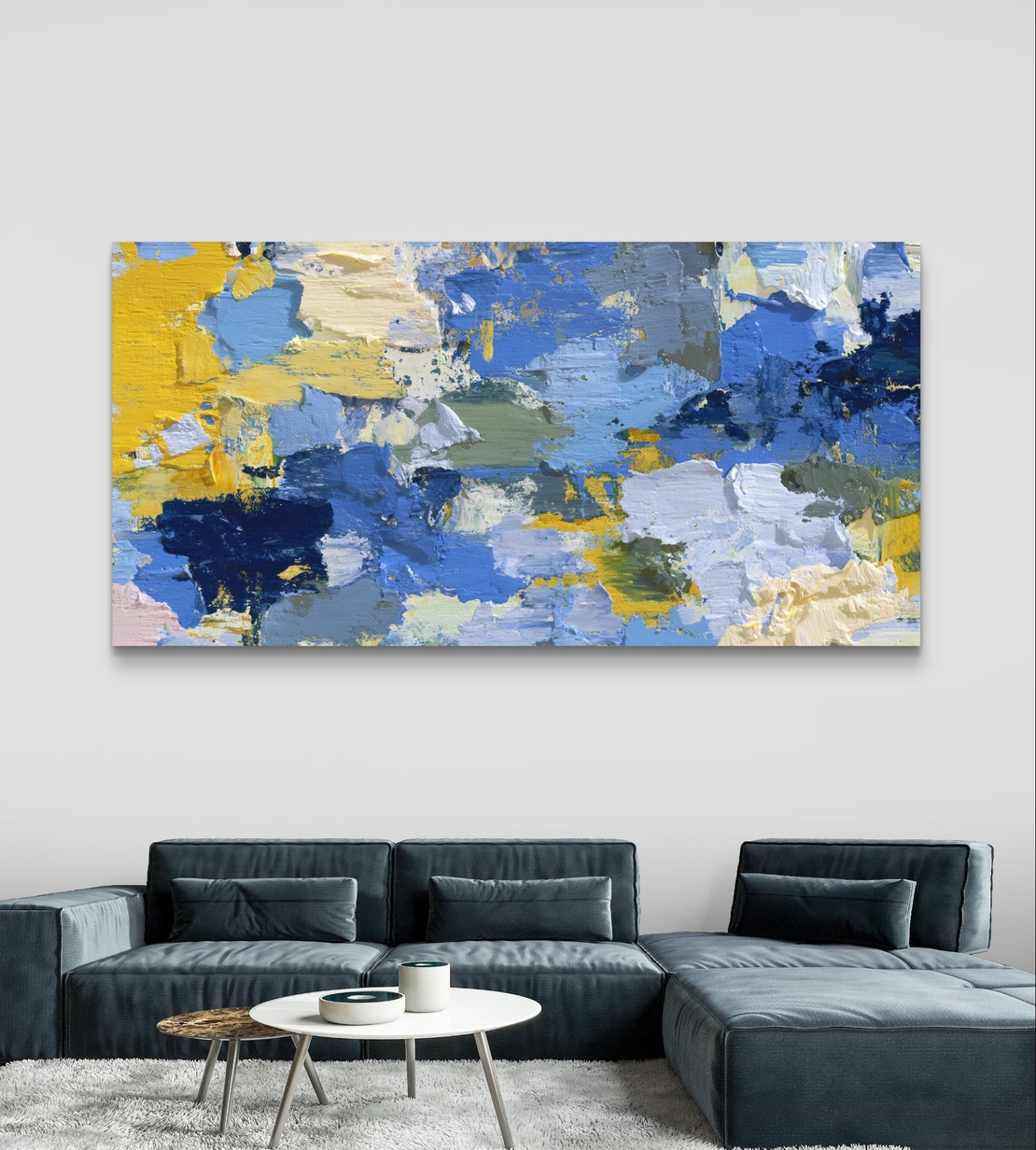 תמונת קנבס אבסטרקטית לרוחב בגווני כחול וצהוב עם שכבות צבע ותנועת מכחול מודרנית