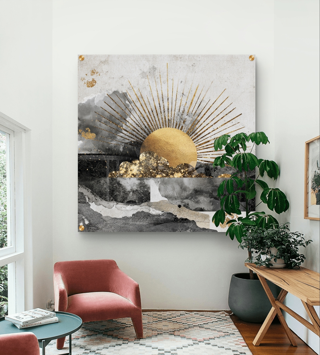 תמונת זכוכית מרובעת עם שמש זהובה וקרניים זוהרות מעל עננים כהים, בהדפסה חלקה וללא תבליט