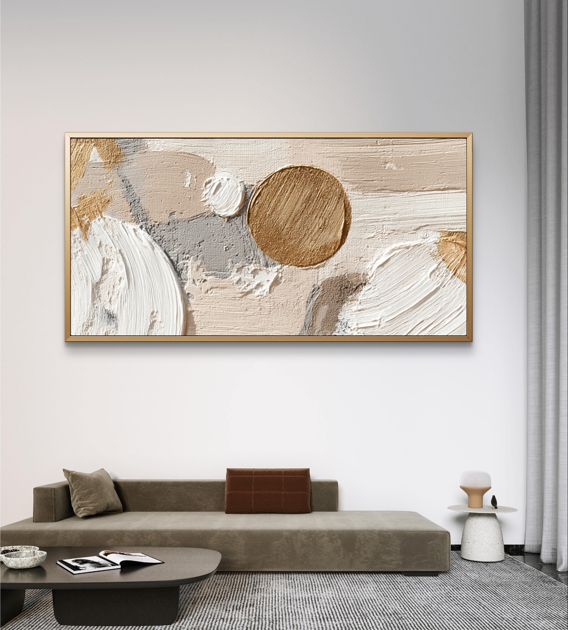 קנבס מינימליסטי מעל ספה – אבסטרקט בז’ ואפור בהיר עם נגיעה מוזהבת בסגנון שפכטל