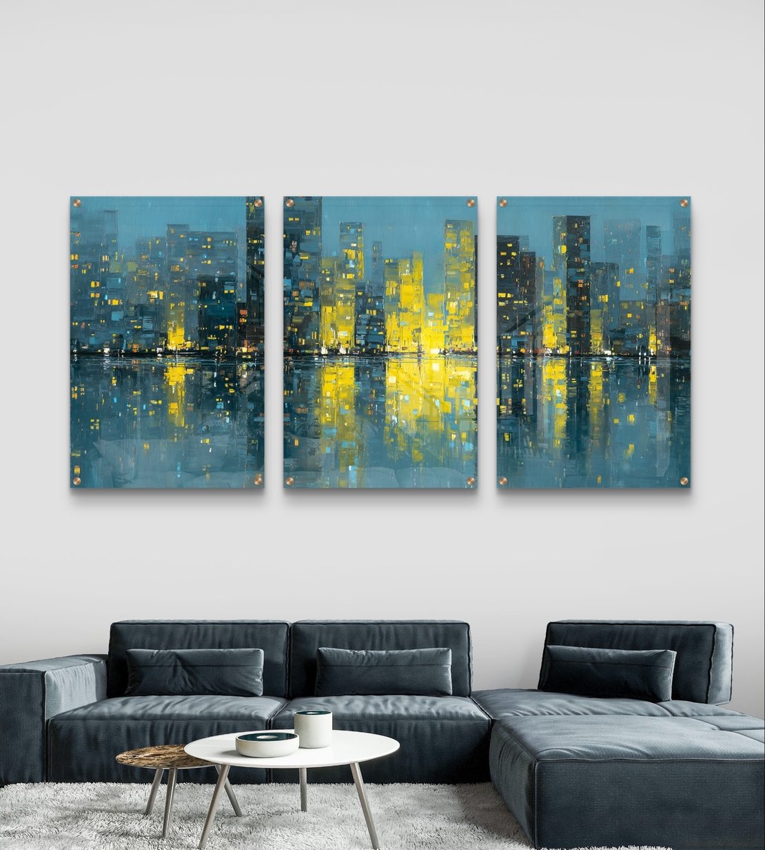 שלישיית תמונות זכוכית עם נוף עירוני אבסטרקטי ואורות זהב המשתקפים במים בעיצוב מודרני