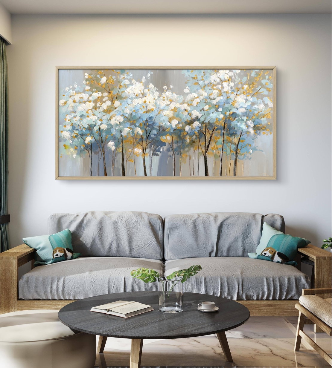 תמונת קנבס לסלון עם עצים פורחים בתכלת-אפור, פריחה לבנה ונגיעות זהב, פורמט רוחבי