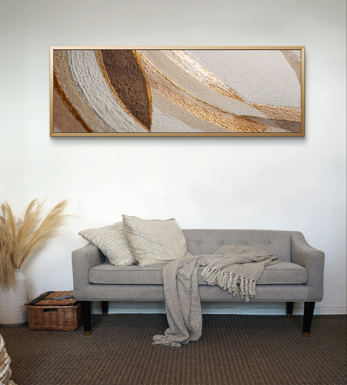 קנבס פנורמי מינימליסטי בגווני אדמה חמים עם אפקט זהב מודפס חלק.