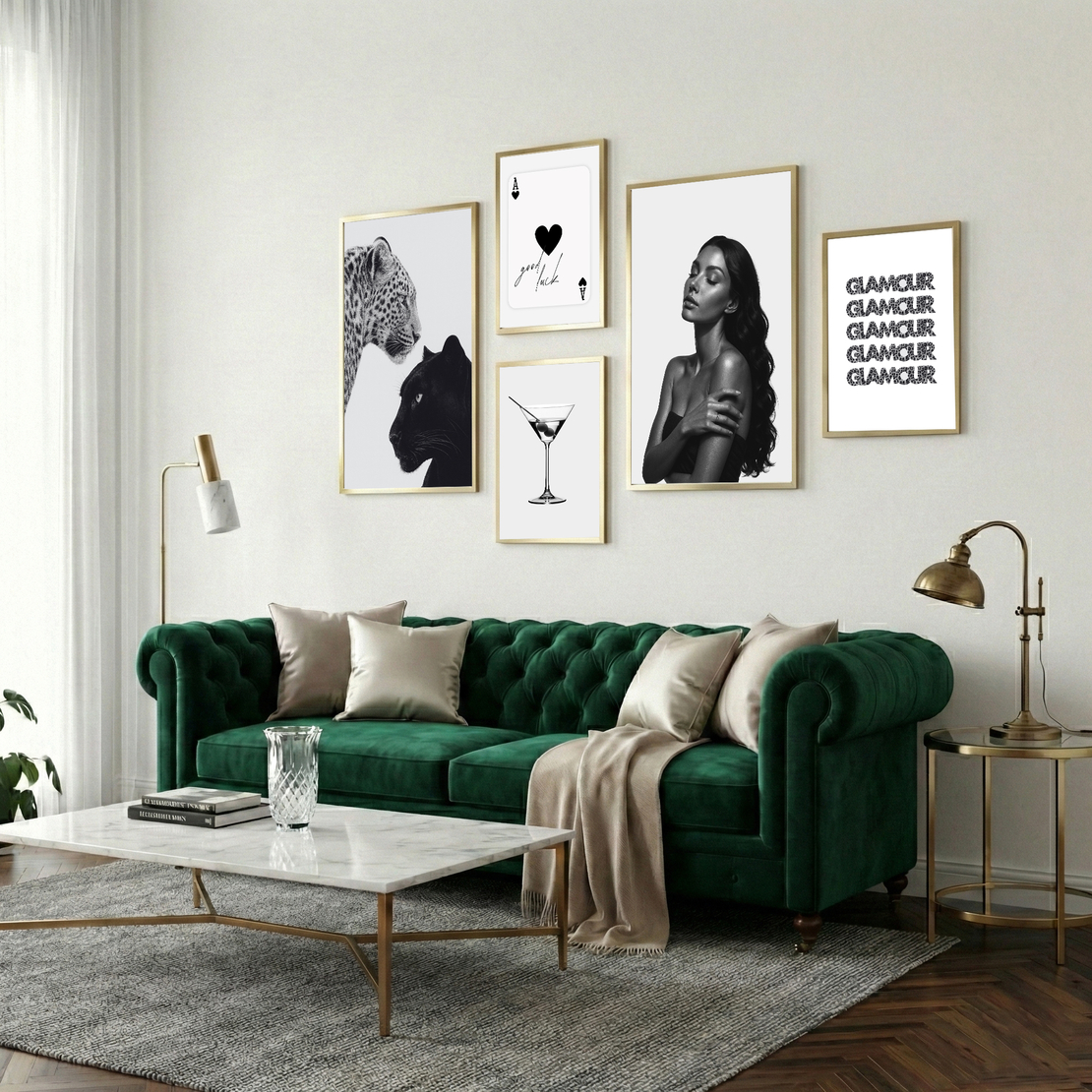 סט תמונות קנבס שחור לבן בסגנון אופנתי עם דמות נשית, פנתר ונמר וטיפוגרפיה Glamour תלוי מעל ספה ירוקה יוקרתית.