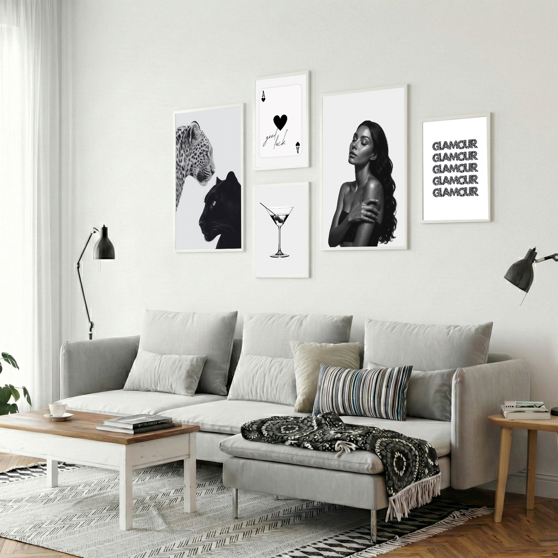 סט תמונות קנבס שחור לבן בסגנון אופנתי עם דמות נשית, פנתר ונמר וטיפוגרפיה Glamour תלוי מעל ספה ירוקה יוקרתית.