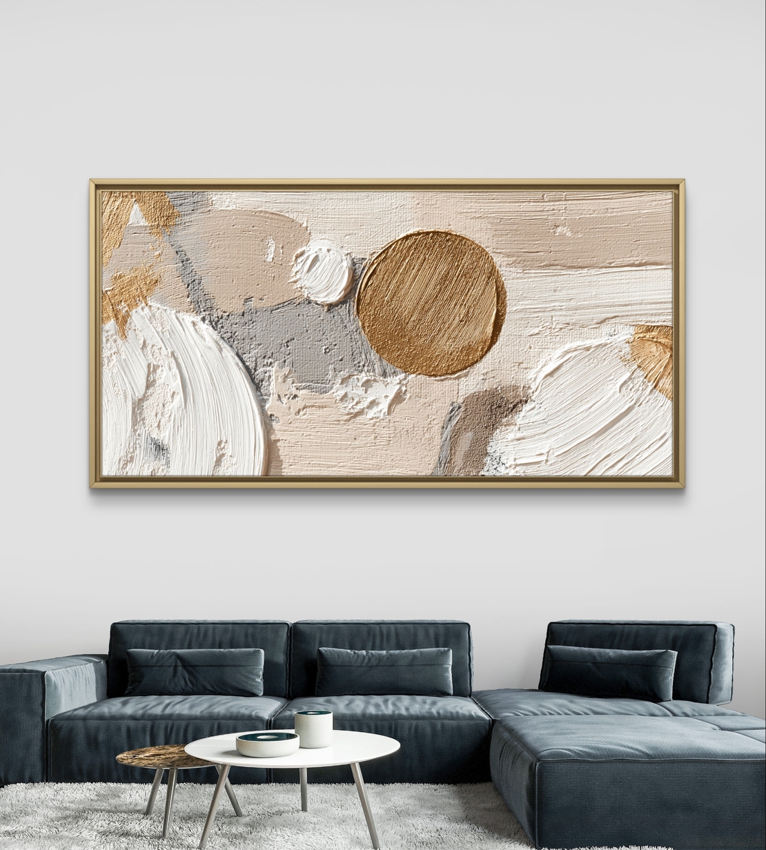 תמונת קנבס לסלון אבסטרקט בהיר בגווני שמנת ובז’ עם עיגול זהב וטקסטורה עשירה, פורמט רוחבי