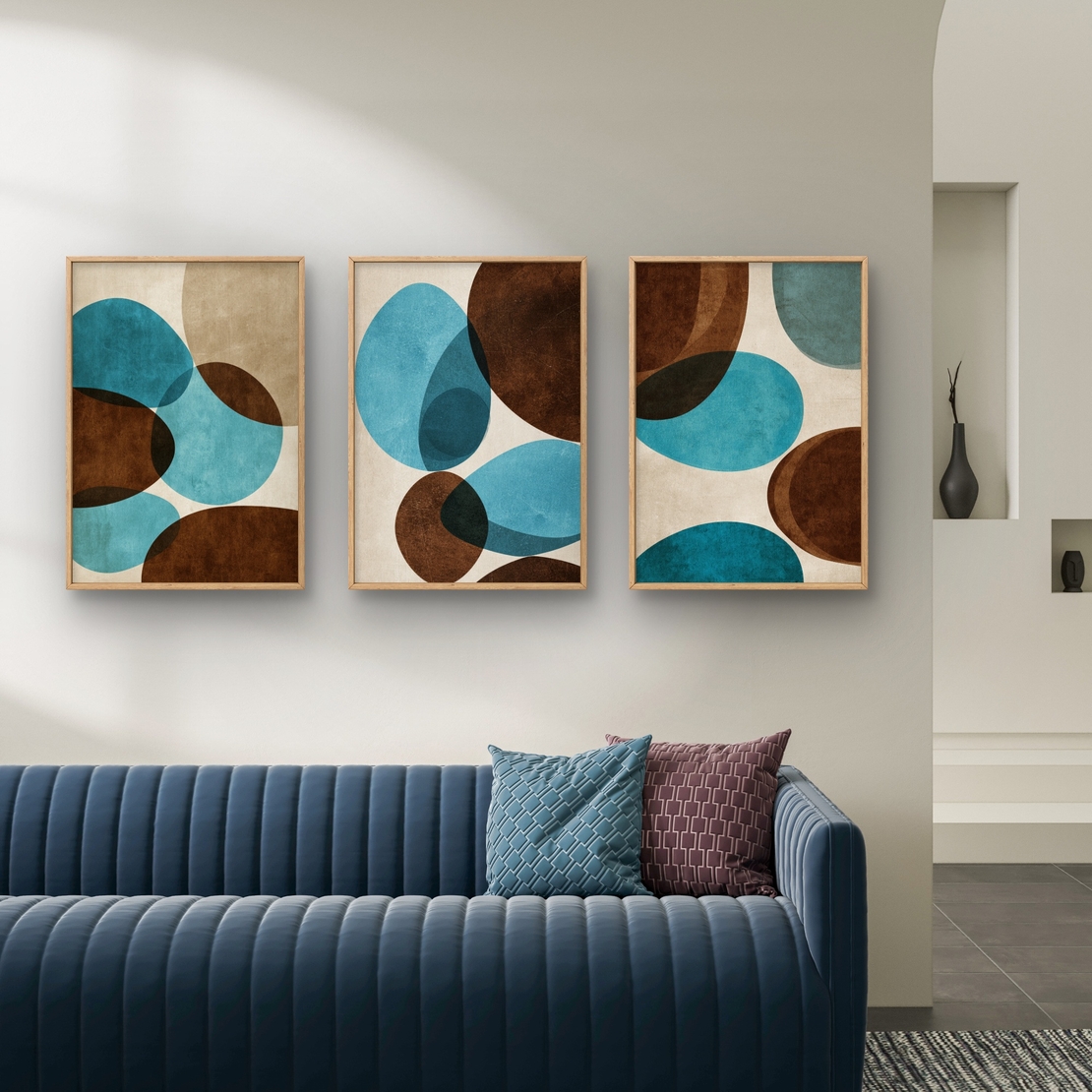 סט של שלוש תמונות קנבס אבסטרקטיות עם צורות אורגניות בגווני טורקיז, חום ושמנת, בעיצוב מודרני לסלון.