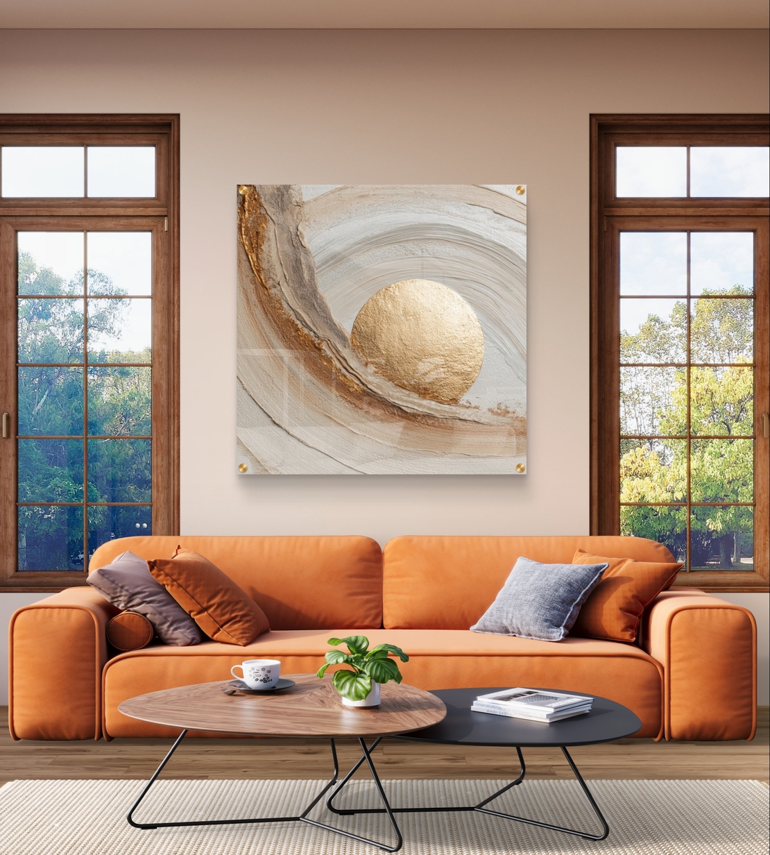 תמונת זכוכית מרובעת אבסטרקטית בגווני שמנת וזהב עם אלמנט עגול מרכזי וקווים מעוגלים