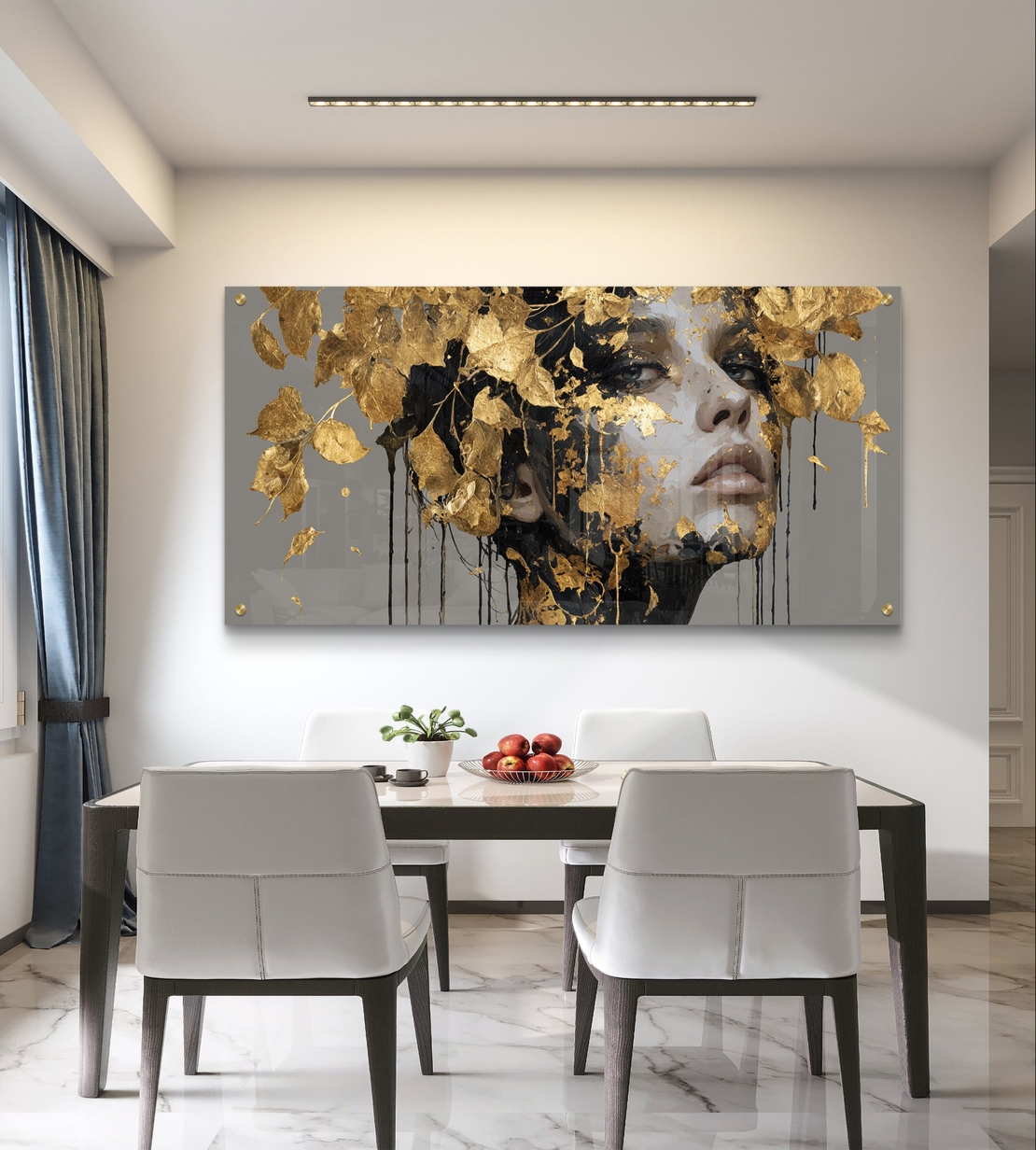 תמונת זכוכית בהדפסה חלקה של דיוקן נשי אומנותי עם עלי זהב דרמטיים בגווני שחור, אפור וזהב, בעיצוב יוקרתי ומודרני.