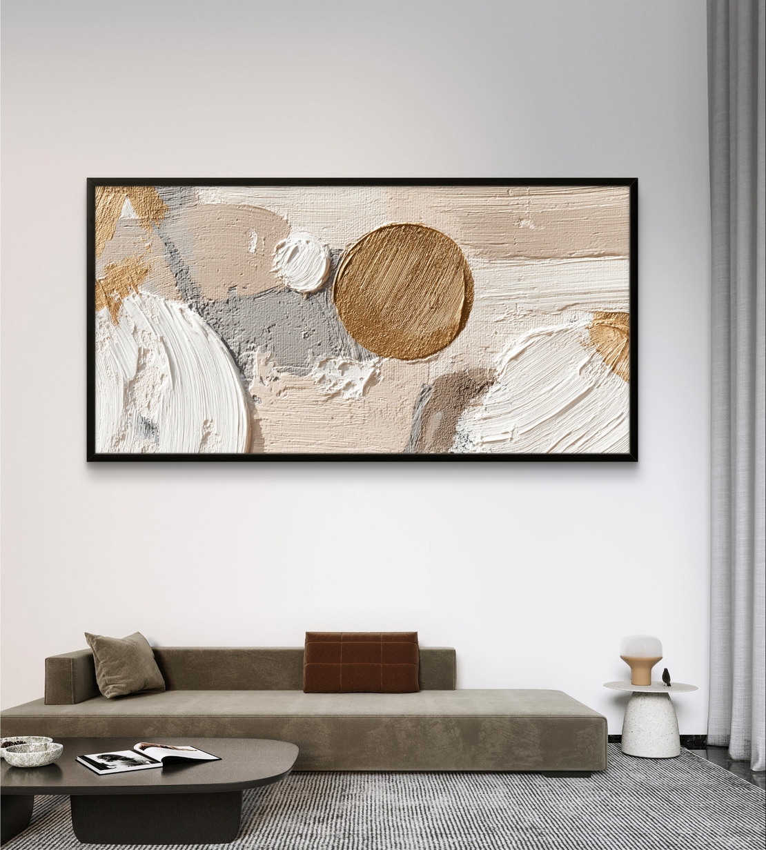 תמונה לסלון בהיר בסגנון סקנדינבי – טקסטורה אקרילית בגווני שמנת עם עיגול זהב מרכזי