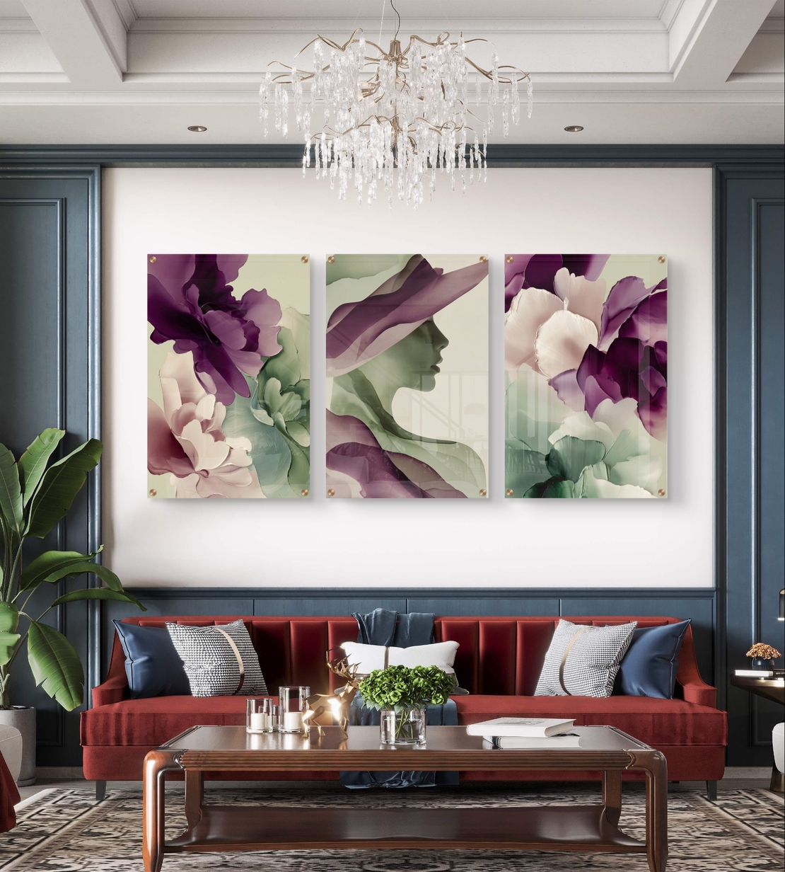 שלישיית תמונות זכוכית אבסטרקטיות עם פרחים וצללית נשית בגווני סגול וירוק בעיצוב מודרני ועדין