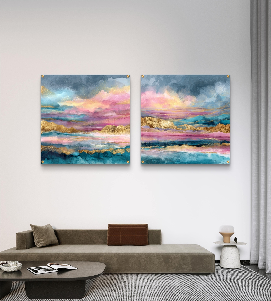 זוג תמונות זכוכית מרובעות בעיצוב אבסטרקטי עם שכבות צבע בגווני טורקיז, ורוד וזהב, בעיצוב יוקרתי לקיר הסלון.