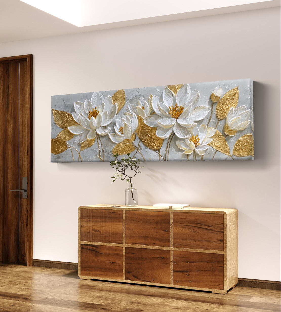 תמונת קנבס פנורמית עם פרחים לבנים ועלים מוזהבים על רקע בהיר בעיצוב אלגנטי ויוקרתי לבית