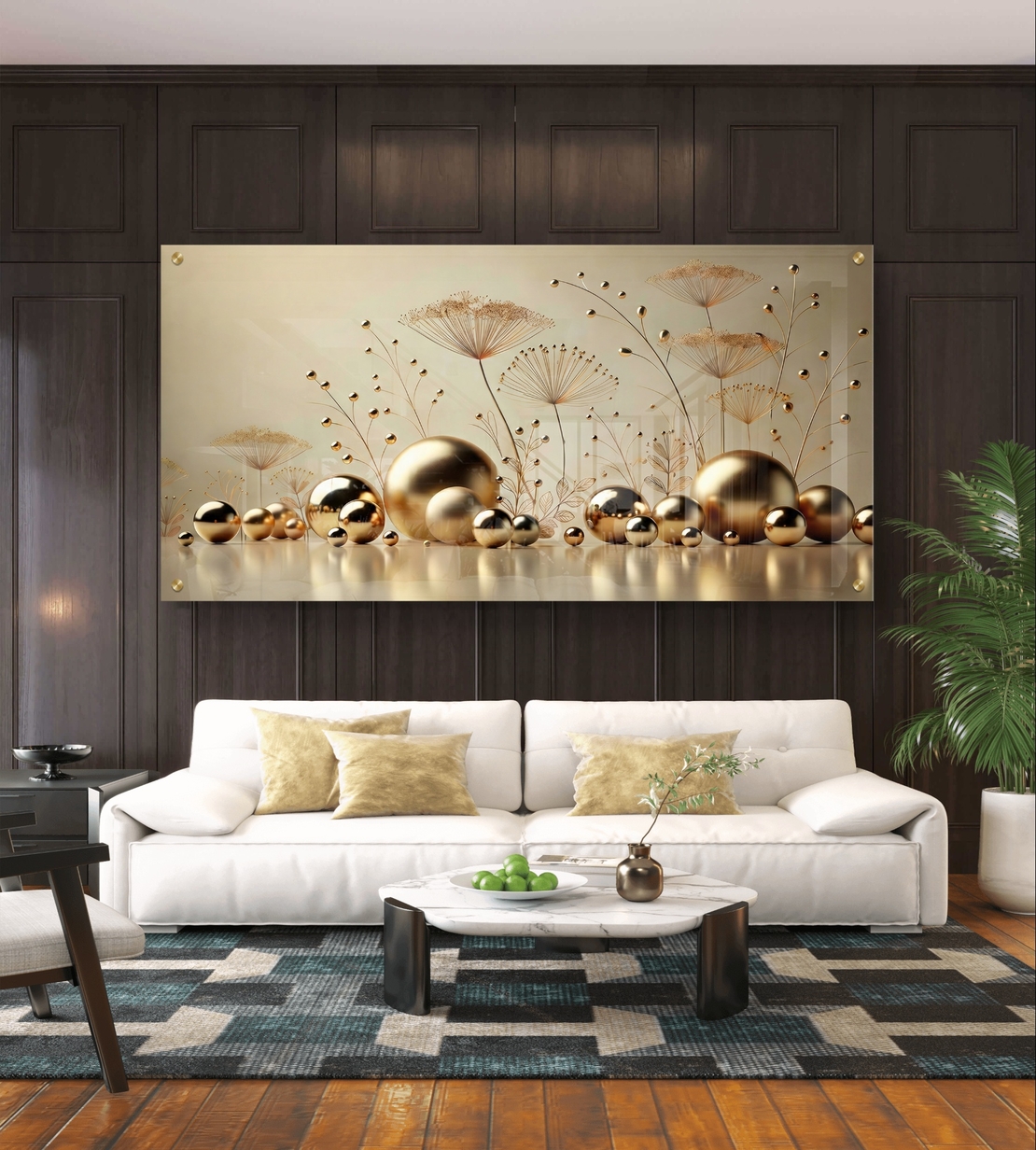 תמונת זכוכית יוקרתית עם כדורים מוזהבים וצמחייה עדינה על רקע שמנת