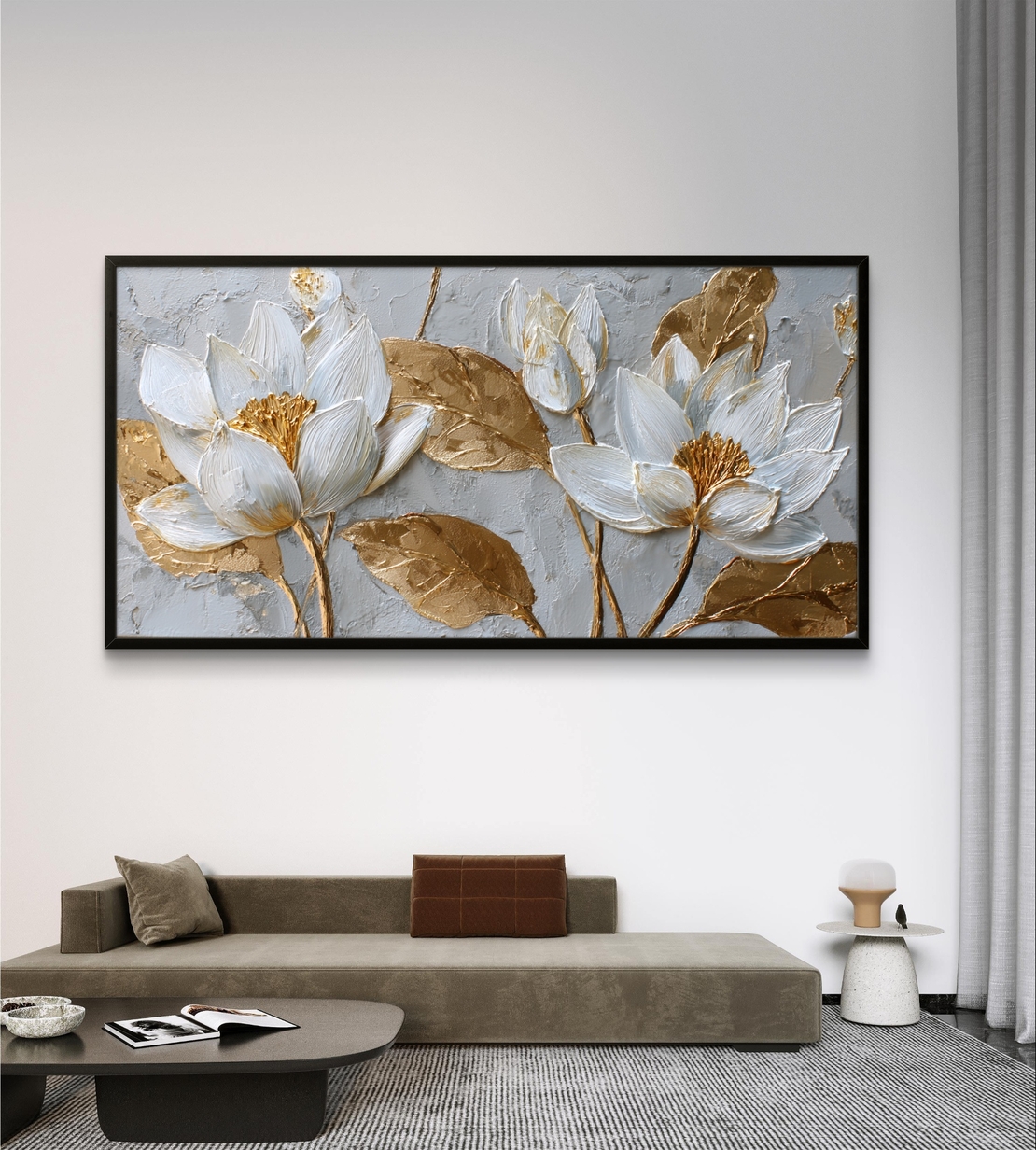 תמונת קנבס לרוחב עם פרחי לוטוס לבנים ועלים מוזהבים בעיצוב אלגנטי ורגוע לסלון
