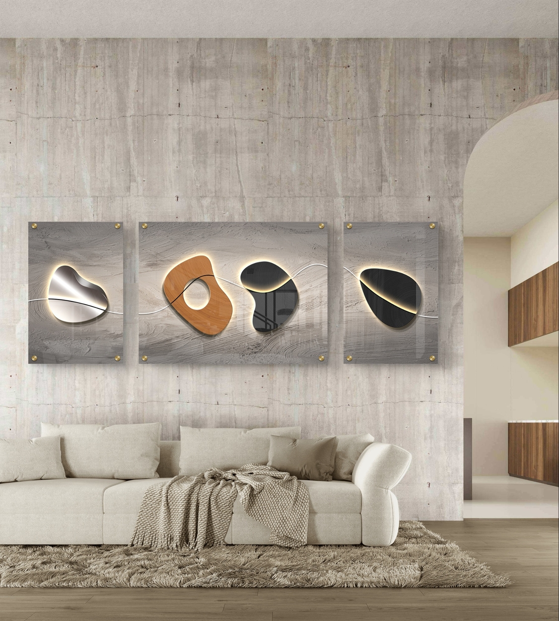 סט תמונות זכוכית מחולקות בעיצוב אבסטרקטי מודרני עם צורות אורגניות, קו מואר וגווני אפור, שחור ועץ בסלון מעוצב