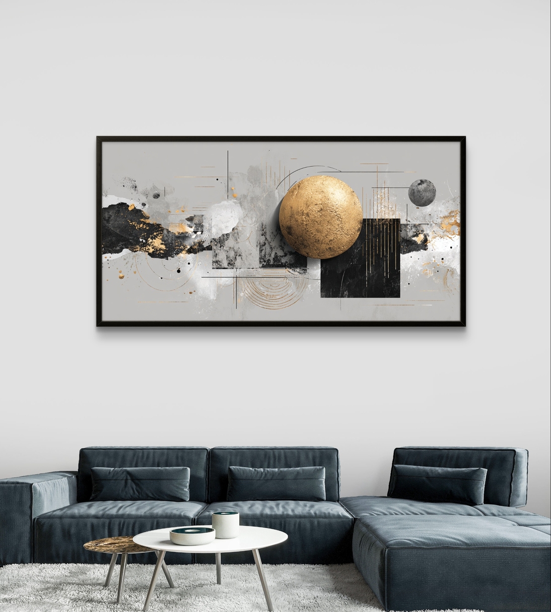 תמונת קנבס לרוחב בסגנון אבסטרקטי עם כדור זהב מרכזי וגווני שחור, אפור ולבן לעיצוב סלון מודרני ויוקרתי