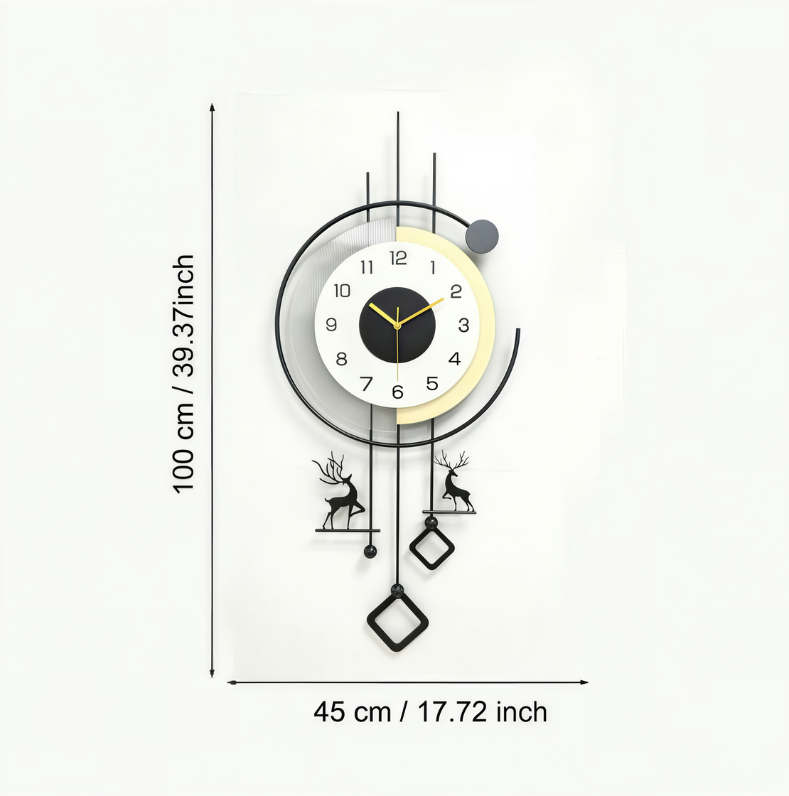 שעון קיר מעוצב בסגנון מודרני עם מסגרת עגולה, קווים גאומטריים, מטוטלות דקורטיביות ודמויות צבי בגווני שחור, לבן וזהב, תלוי על קיר בהיר בעיצוב יוקרתי.