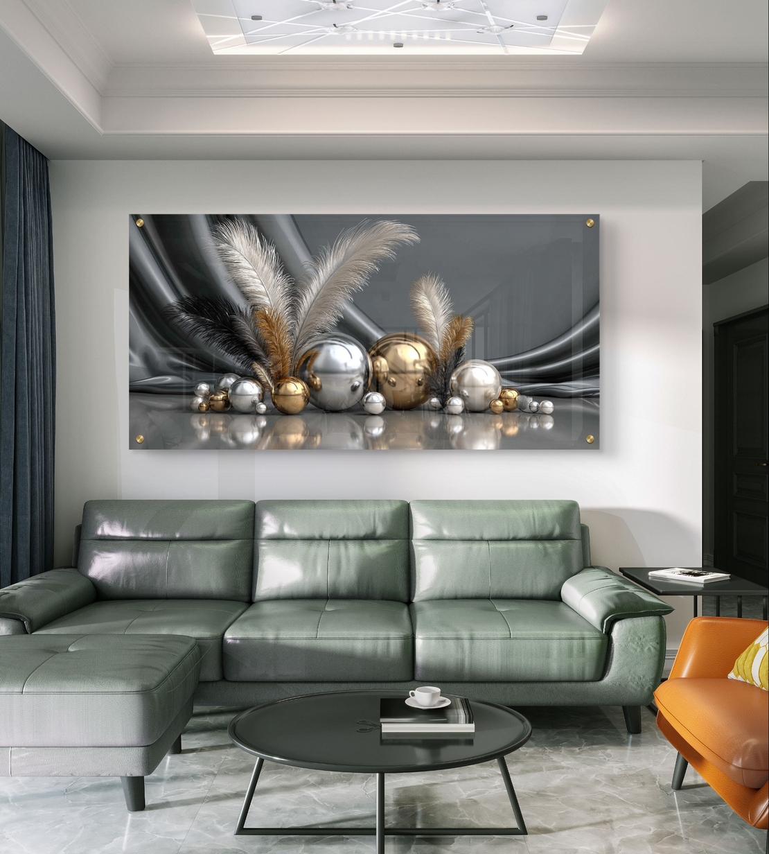 תמונת זכוכית לרוחב עם נוצות וכדורים בגווני זהב וכסף לעיצוב סלון יוקרתי