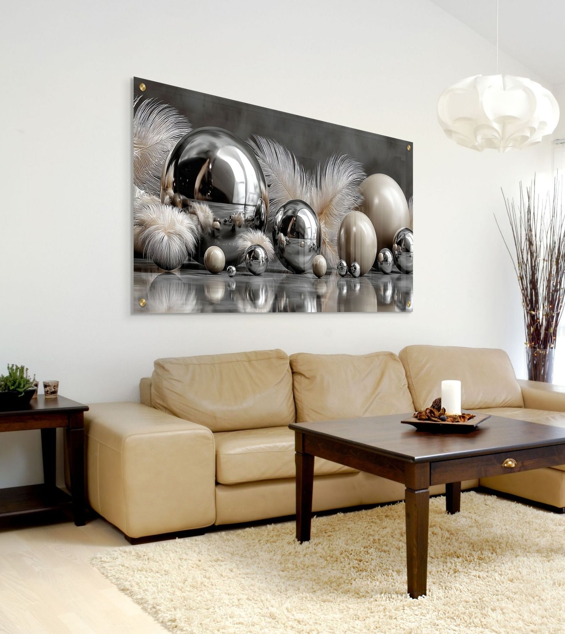 תמונת זכוכית לרוחב עם כדורי מתכת מבריקים ונוצות בגווני כסף ושמנת, בעיצוב יוקרתי ומודרני מתוך קולקציית תכשיט לבית.