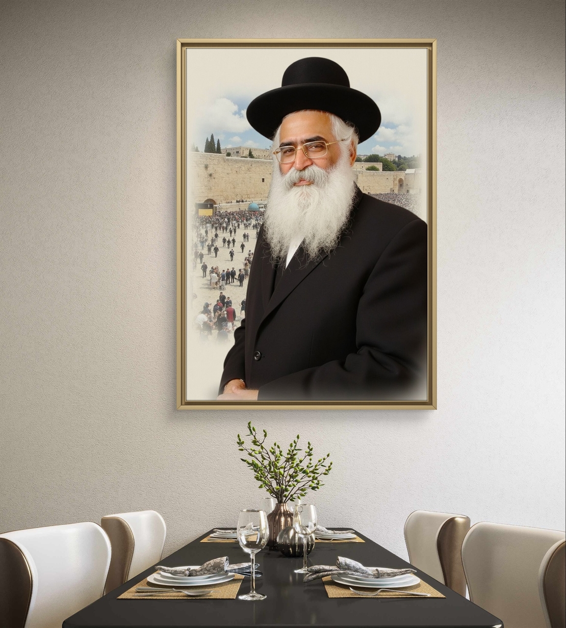תמונת קנבס של הרב אברג'יל עם רקע הכותל, לבוש חסידי, מבט עמוק ותחושת קדושה – מתוך קולקציית תכשיט לבית.