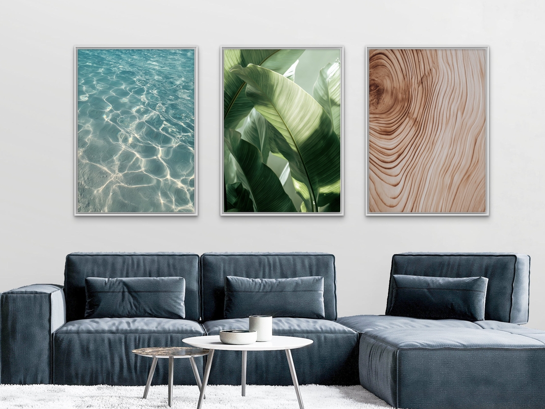 שלישיית תמונות קנבס בעיצוב טבעי – מים צלולים, עלים ירוקים ועץ בגוון בז’, מהקולקציה של תכשיט לבית, NEXTGEN BY BAR.