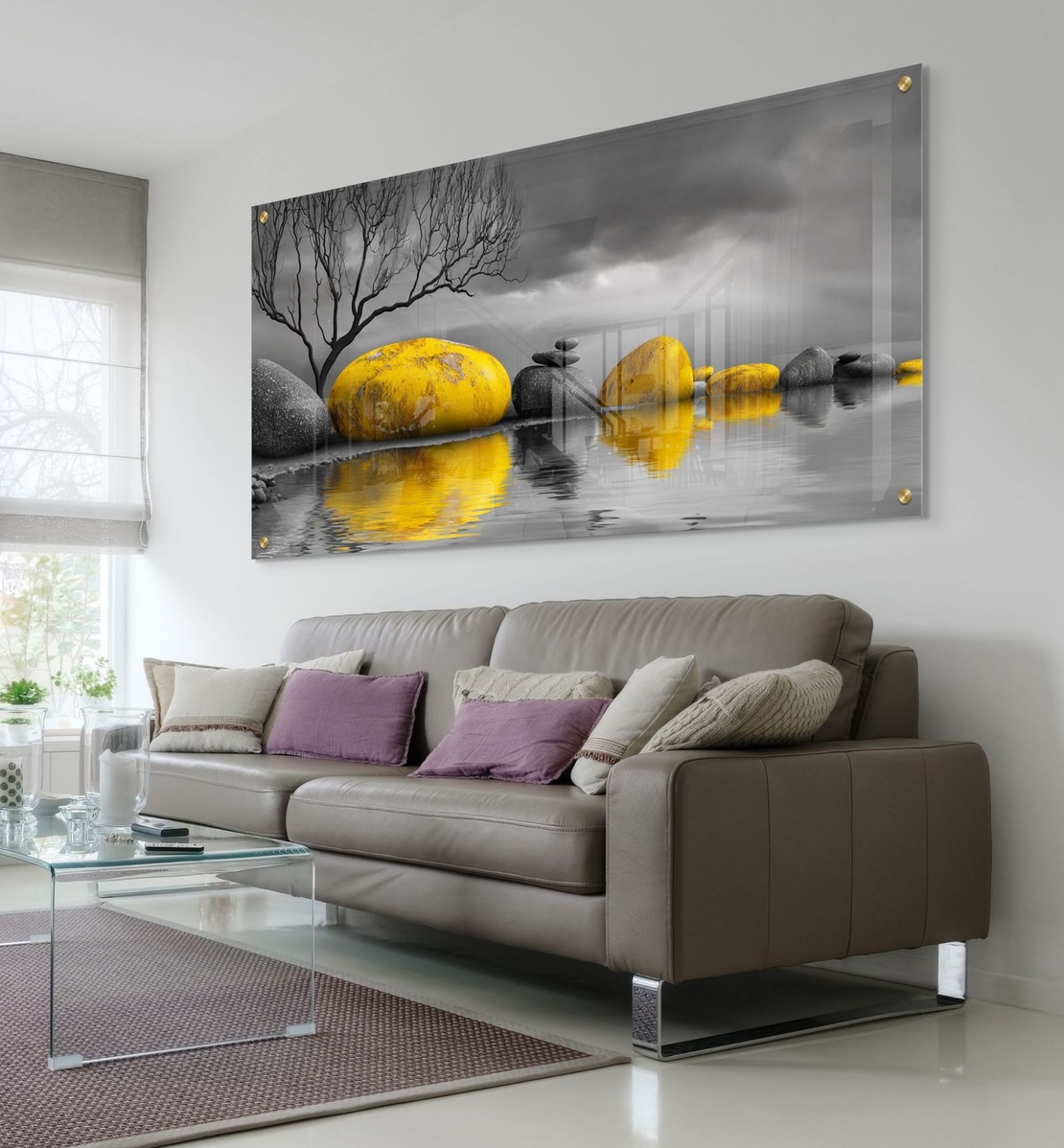 תמונת זכוכית רוחבית של אבנים מוזהבות מעל מים עם רקע אפור דרמטי – תכשיט לבית