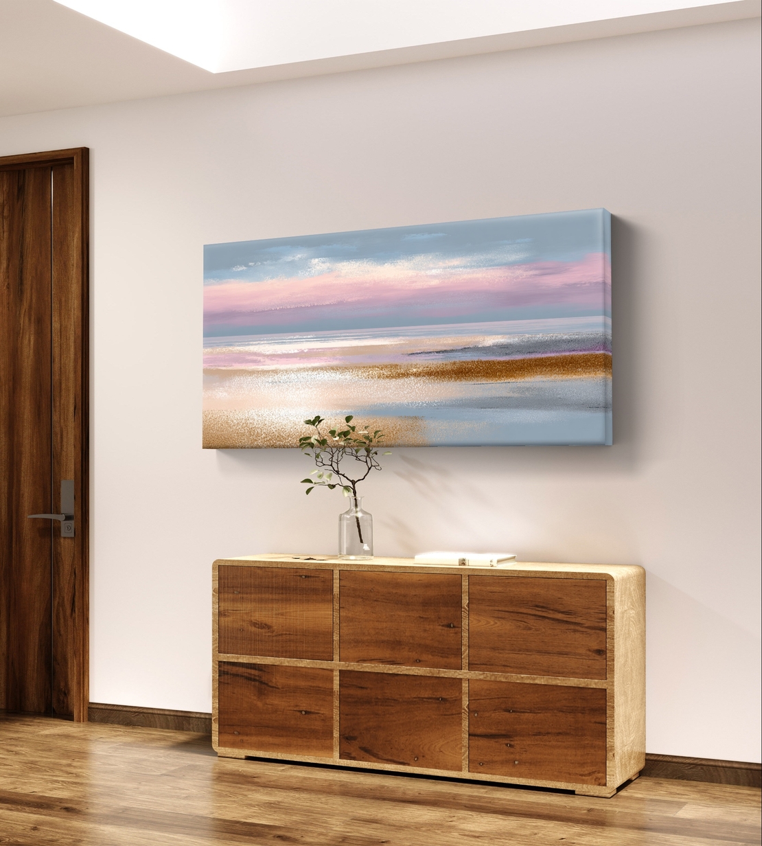 תמונת קנבס לרוחב בסגנון אבסטרקט נופי עם שכבות צבע רכות בגווני תכלת, ורוד ובז’, לעיצוב סלון רגוע ומואר